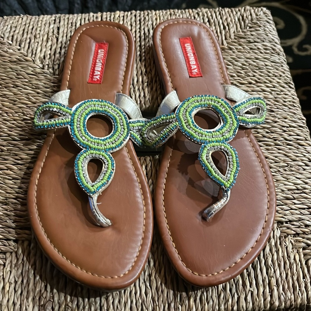 UNIONBAY EMARALE GREEN THONG STRAPLESS SANDALS (SZ. 9)